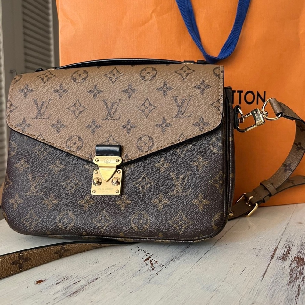 Reverse monogram Pochette Métis